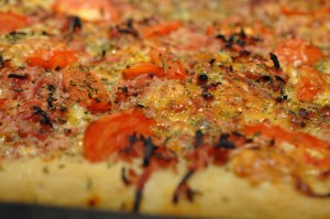 Pizza med oksekød og pepperoni - i bradepande