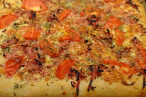 Pizza med oksekød og pepperoni - i bradepande