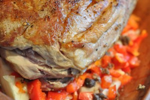 Nakkesteg med bacon, peberfrugt og tomat langtidssimret i Römertopf