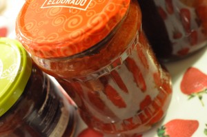 Jordbær rabarber syltetøj - nem opskrift