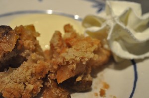 Pærecrumble med marcipan - nem pærekage