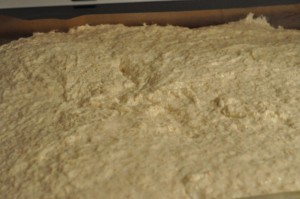 Pizza med serranoskinke og pesto - deep pan