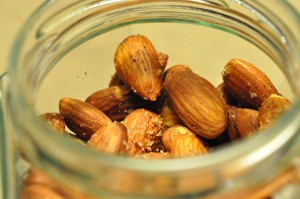 Snack mandler med chili og cayennepeber