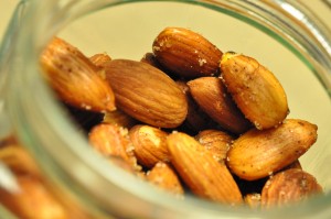 Snack mandler med chili og cayennepeber