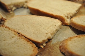 Hvidløgsbrød af en rest brød stop madspild