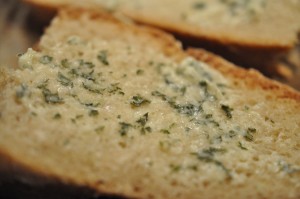 Hvidløgsbrød af en rest brød stop madspild