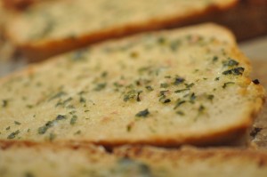 Hvidløgsbrød af en rest brød stop madspild