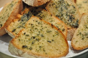 Hvidløgsbrød af en rest brød stop madspild