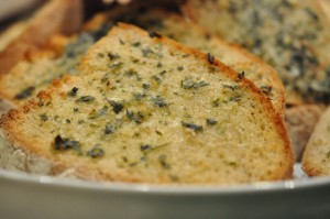 Hvidløgsbrød af en rest brød stop madspild