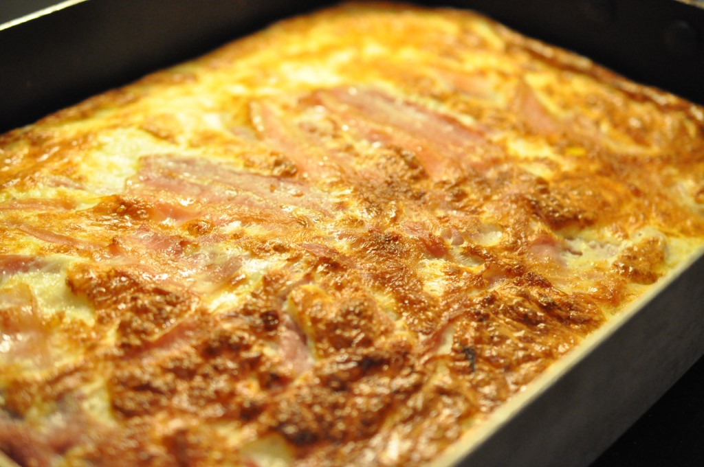 Æggekage med ost, skinke og bacon ovnbagt