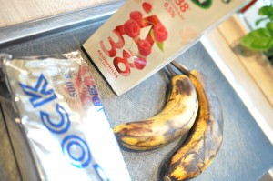 Saftige bananmuffins med hindbæryoghurt