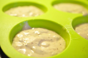 Saftige bananmuffins med hindbæryoghurt