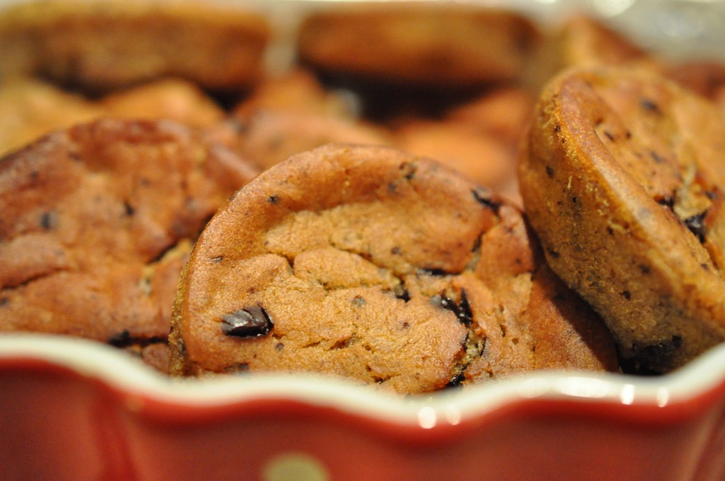 Saftige bananmuffins med hindbæryoghurt