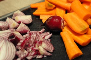 Culottesteg i stegeso med gulerødder og løg