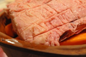 Culottesteg i stegeso med gulerødder og løg