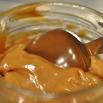 Karamelcreme af kondenseret mælk i gryde