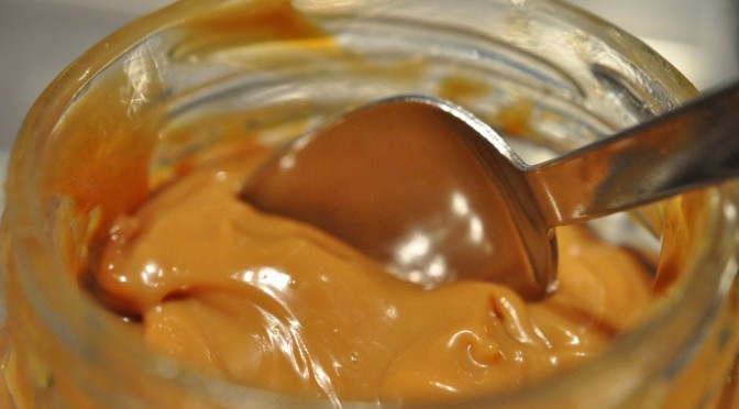 Karamelcreme af kondenseret mælk i gryde