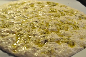 Sprødt hvidløgsbrød af koldthævet dej