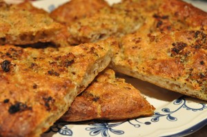 Sprødt hvidløgsbrød af koldthævet dej