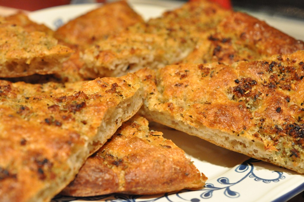 Sprødt hvidløgsbrød af koldthævet dej