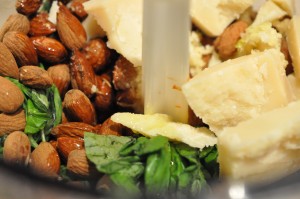 Pesto med mandler & basilikum - basilikumpesto