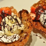 Karamelagtige hasselnøddekurve med is, frugt og chokolade