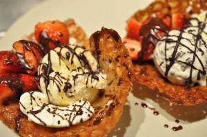 Karamelagtige hasselnøddekurve med is, frugt og chokolade