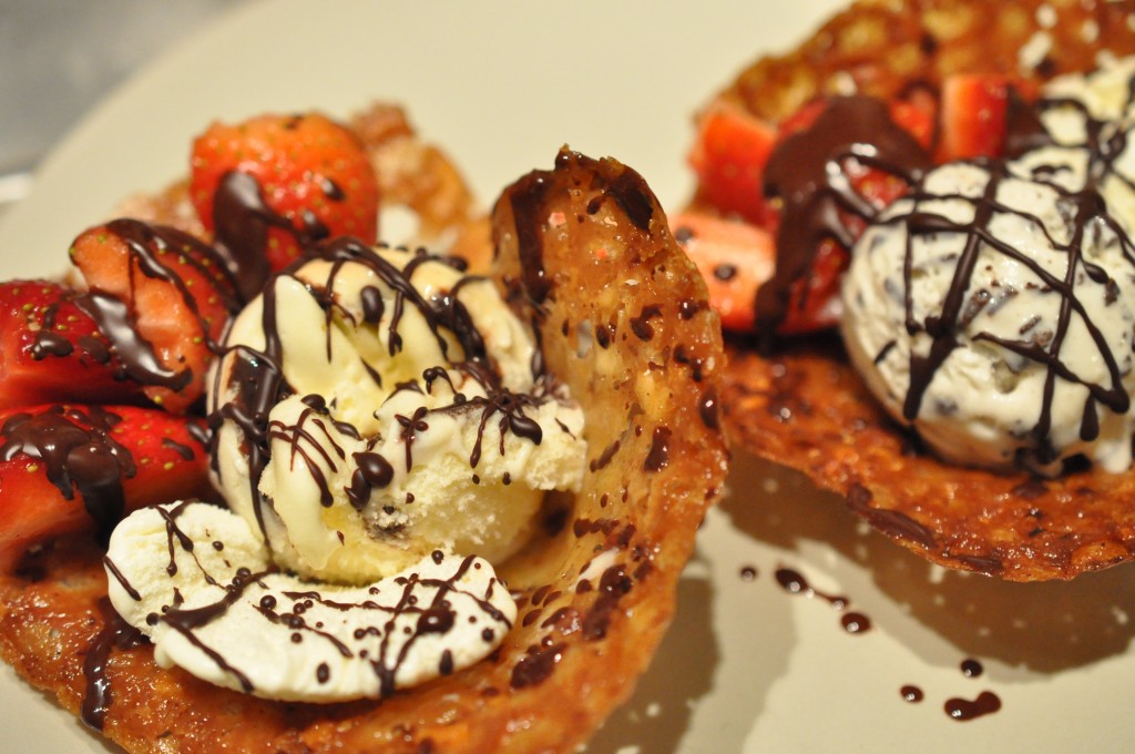 nødder nøddekurve nøddekager nytårskur nytårsdessert nytår iskaager isdessert hurtig dessert til gæster hasselnødder hasselnøddekurve festlige desserter festdesserter dessertkurve med is frugt og chokolade Karamelagtige hasselnøddekurve med is, frugt og chokolade. 