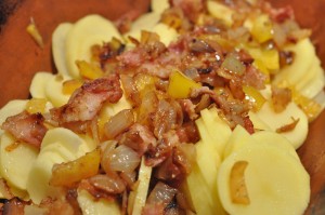 Kalkun i Römertopf med bacon & flødekartofler