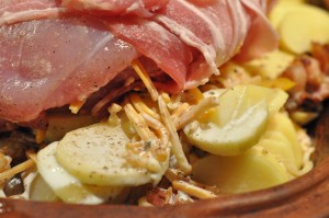 Kalkun i Römertopf med bacon & flødekartofler