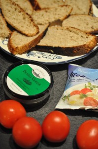 Bruschetta med pesto, mozzarella og tomat