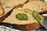 Bruschetta med pesto, mozzarella og tomat