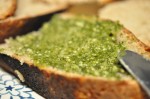 Bruschetta med pesto, mozzarella og tomat