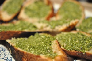 Bruschetta med pesto, mozzarella og tomat