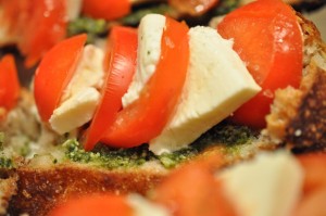 Bruschetta med pesto, mozzarella og tomat