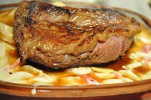 Oksecuvette med krydrede flødekartofler i stegeso