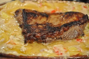 Oksecuvette med krydrede flødekartofler i stegeso