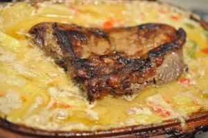 Oksecuvette med krydrede flødekartofler i stegeso