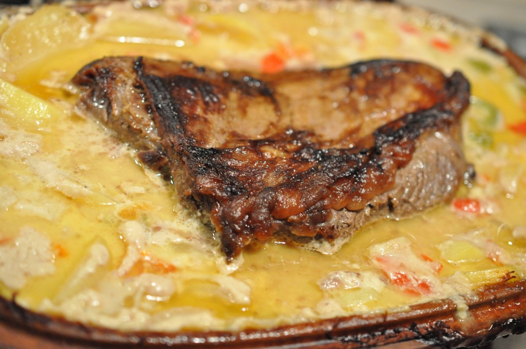 Oksecuvette med krydrede flødekartofler i stegeso