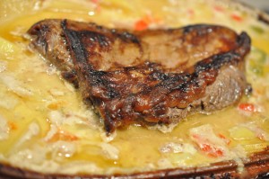 Oksecuvette med krydrede flødekartofler i Römertopf