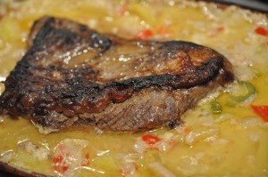 Oksecuvette med krydrede flødekartofler i stegeso