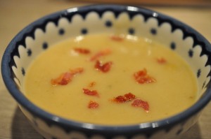 Kartoffelsuppe med bacon & løg nem opskrift