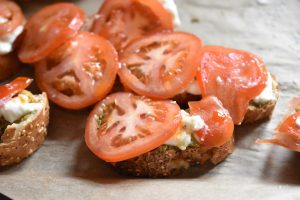 Bruschetta med pesto, mozzarella og tomat