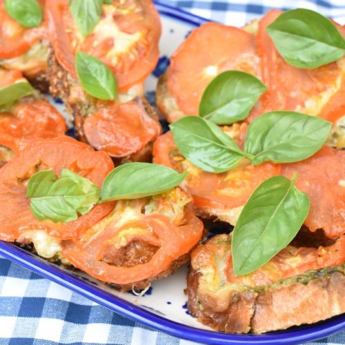 Bruschetta med pesto, mozzarella og tomat