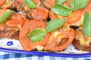 Bruschetta med pesto, mozzarella og tomat