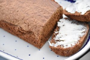 DSC_3686 • nogetiovnen.dk Ølkage opskrift - nem krydderkage med smør