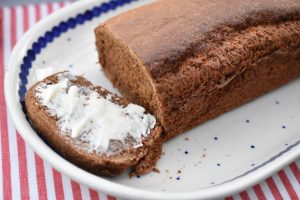 Ølkage opskrift - nem krydderkage med smør