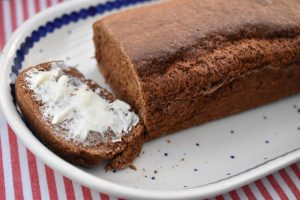 Ølkage opskrift - nem krydderkage med smør