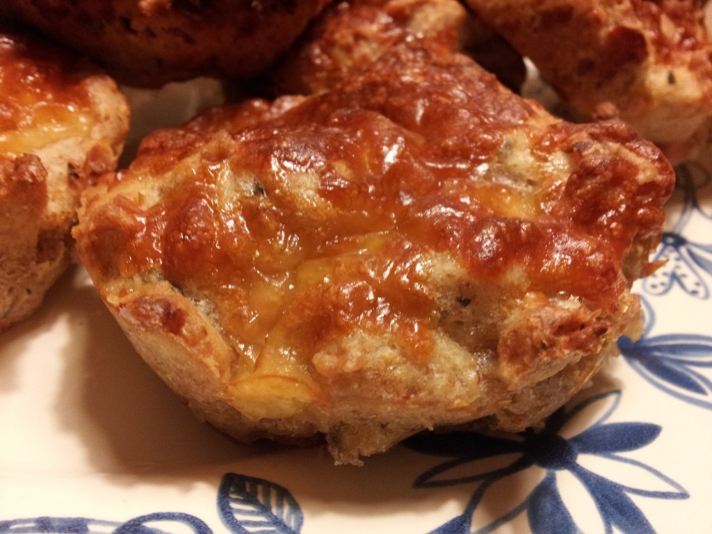 Grove scones med revet ost og skinke