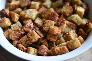 Brødcroutoner med hvidløg - croutoner opskrift